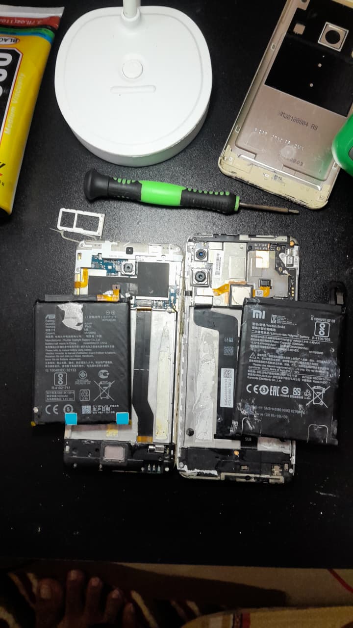 Teknisi Spectrum Byte Sedang Mengerjakan Perangkat